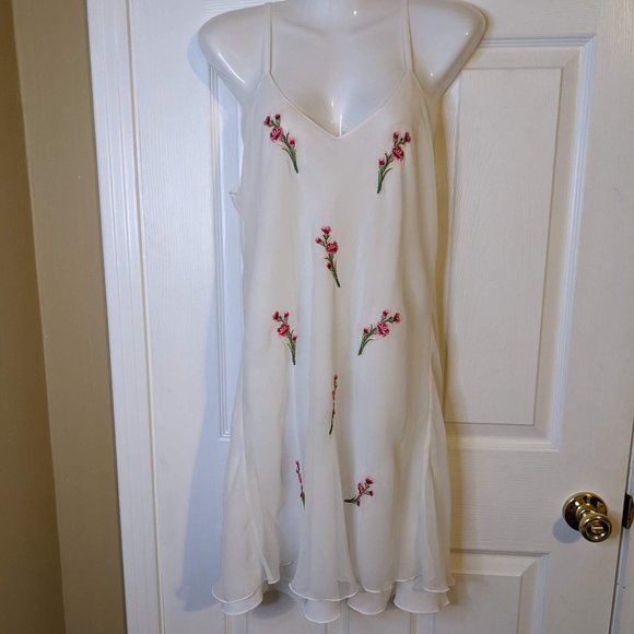 Victoria's Secret Other - Victoria's Secret Vintage Gold Label White Embroidered Flowers Chemise - size M
